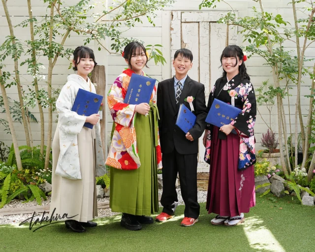 卒業記念フォト
素敵な一枚をあなたに♬

.: * .。○・。.。：*。○。：.・。*.○。・.: * .

大切な時間は写真の中に
「記念日・しあわせ・今の自分」
素敵な時間を楽しく撮影いたします。

家族写真はもちろん、出張撮影
成人式、マタニティ、ニューボーン
宮参り、バースデー、七五三、10歳、入学、卒業
子どもから大人まで各種記念撮影を行っております。

広いスタジオには洋風・和風、シンプルな背景もあります。
着付室完備で雨の日も安心して撮影できます。

ペットと一緒の撮影も承ります！

当店にある衣装について
お宮参り、七五三、卒業袴など
12歳までのお子さま用衣装を取り揃えております。
撮影した衣装でおでかけできます。

卒業袴衣装セットプラン、成人式着物セットプランもございます。

プロフィールのリンクから
ホームページで各種プラン・衣装をご覧ください
なお、LINEトークで簡単に撮影予約の申し込みができます

#高知写真撮影 #香美市 #土佐山田町  #kamica 使えます