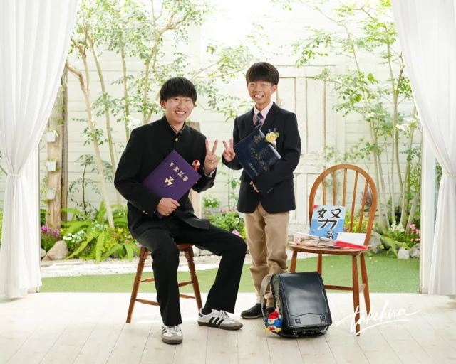 卒業記念フォト
素敵な一枚をあなたに♬

.: * .。○・。.。：*。○。：.・。*.○。・.: * .

大切な時間は写真の中に
「記念日・しあわせ・今の自分」
素敵な時間を楽しく撮影いたします。

家族写真はもちろん、出張撮影
成人式、マタニティ、ニューボーン
宮参り、バースデー、七五三、10歳、入学、卒業
子どもから大人まで各種記念撮影を行っております。

広いスタジオには洋風・和風、シンプルな背景もあります。
着付室完備で雨の日も安心して撮影できます。

ペットと一緒の撮影も承ります！

当店にある衣装について
お宮参り、七五三、卒業袴など
12歳までのお子さま用衣装を取り揃えております。
撮影した衣装でおでかけできます。

卒業袴衣装セットプラン、成人式着物セットプランもございます。

プロフィールのリンクから
ホームページで各種プラン・衣装をご覧ください
なお、LINEトークで簡単に撮影予約の申し込みができます

#高知写真撮影 #香美市 #土佐山田町  #kamica 使えます