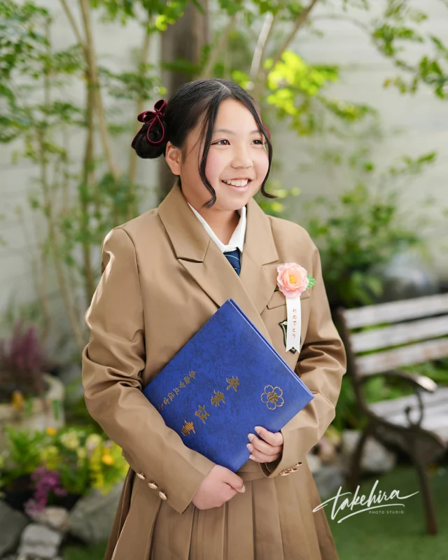 卒業記念フォト
素敵な一枚をあなたに♬

.: * .。○・。.。：*。○。：.・。*.○。・.: * .

大切な時間は写真の中に
「記念日・しあわせ・今の自分」
素敵な時間を楽しく撮影いたします。

家族写真はもちろん、出張撮影
成人式、マタニティ、ニューボーン
宮参り、バースデー、七五三、10歳、入学、卒業
子どもから大人まで各種記念撮影を行っております。

広いスタジオには洋風・和風、シンプルな背景もあります。
着付室完備で雨の日も安心して撮影できます。

ペットと一緒の撮影も承ります！

当店にある衣装について
お宮参り、七五三、卒業袴など
12歳までのお子さま用衣装を取り揃えております。
撮影した衣装でおでかけできます。

卒業袴衣装セットプラン、成人式着物セットプランもございます。

プロフィールのリンクから
ホームページで各種プラン・衣装をご覧ください
なお、LINEトークで簡単に撮影予約の申し込みができます

#高知写真撮影 #香美市 #土佐山田町  #kamica 使えます